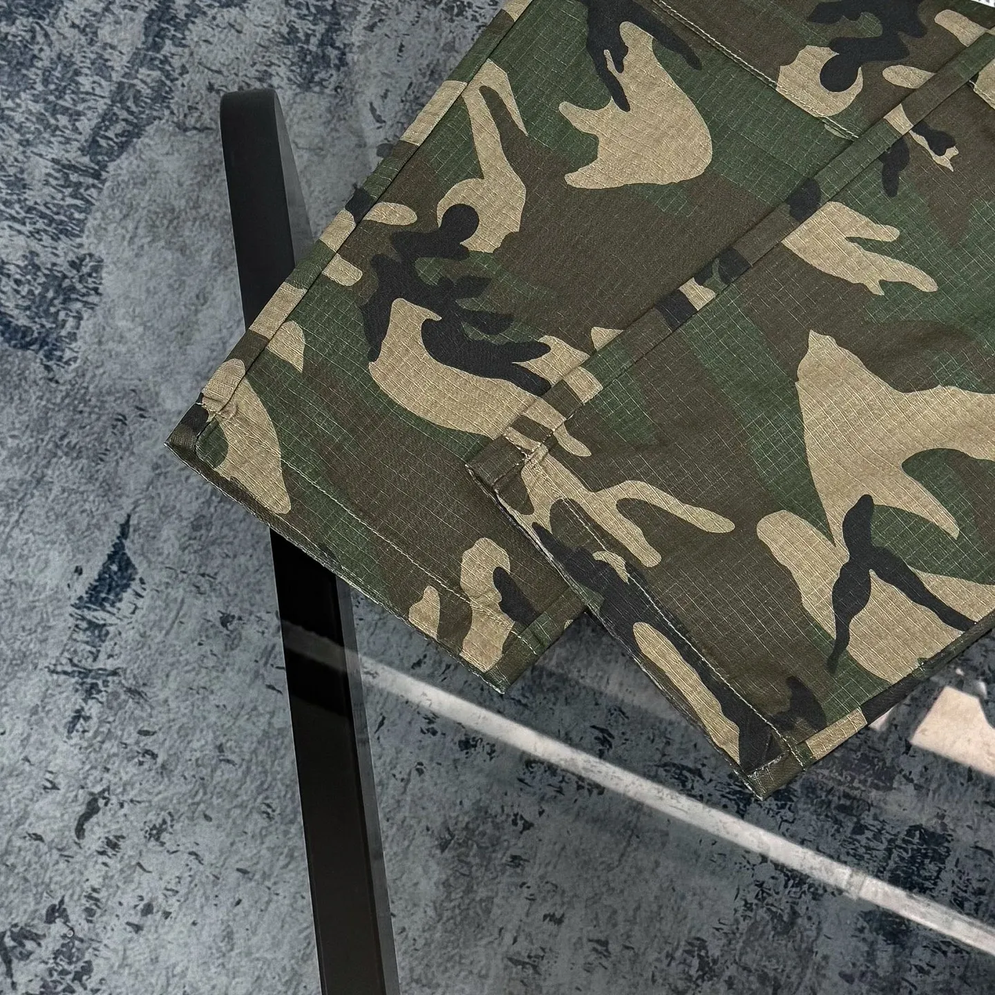 P280 Chrome HeartsCH camouflage logging pants straight-leg Sanskrit unisex overalls, W-level cabinet, patchwork cross pattern embellishment, high-waisted washed jeans! ! Absolutely high-end luxury products, 1.9W-level god-level single products, super popular products, built with top heavy industry, a magic weapon that cannot be missed. About Zangyin, this is an extremely luxurious fashion brand, which can also be called the aristocrats of the high street. It has always been an exclusive brand for some hipsters or the rich second generation. Compared with ordinary high streets, it is more luxurious and noble. Compared with luxury brands, it has a more fashionable personality and has always been a brand that I have a special liking for. Imported yarn is custom-woven into a high-density twill canvas, which ensures a crisp silhouette while also making the fabric very delicate to the touch. It follows the B01 classic silhouette, with a crisp and stylish upper body. The ready-made garments are stone-milled and fermented, so they can be matched with any style. Buttons and zippers are made of authentic YKK retro metal products. Double-layer canvas on the front knees has perfect details. All hardware is customized. Color: Camouflage Size: 28/30/32/34/36 Waist: 74/79/84/89/94 Sitting: 104/109/114/119 Pants length: 101/102/104/106/108